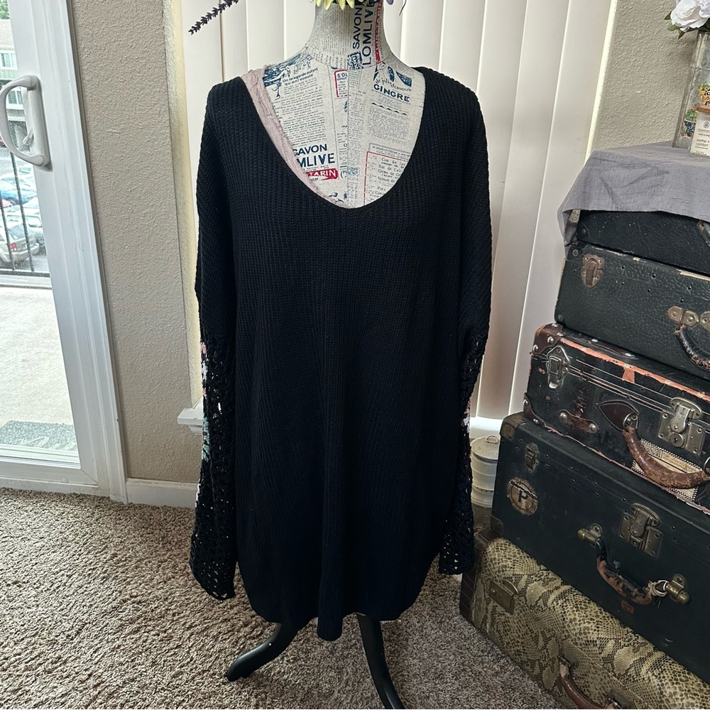 NWT-Gorgeous Gorgeous Lightweight Boho Style Sweater. Crochet Sleeves! - Picture 2 of 16